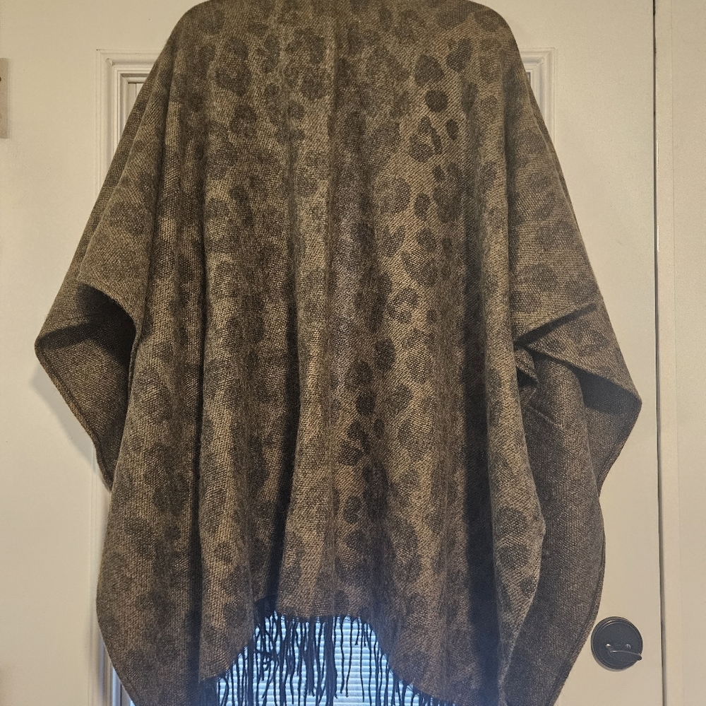 NWOT!! Woolrich Womens Taupe Gray Animal Print Blanket Wrap Fringe Poncho O/S - Picture 2 of 6